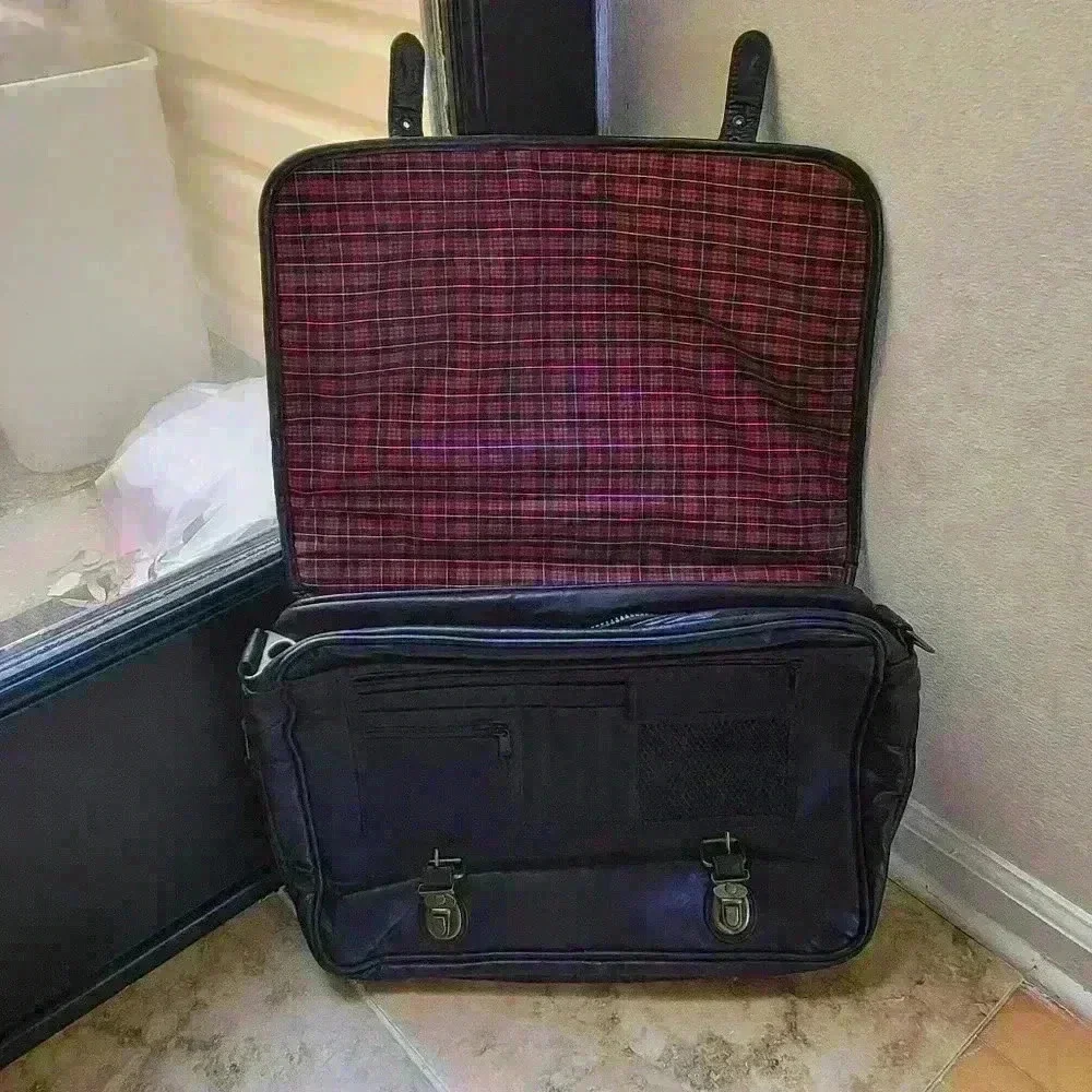 VTG NEWCASTLE BROWN IN ALE SECURITY EXECUTIVE LEATHER BRIEFCASE BLACK BURGUNDY